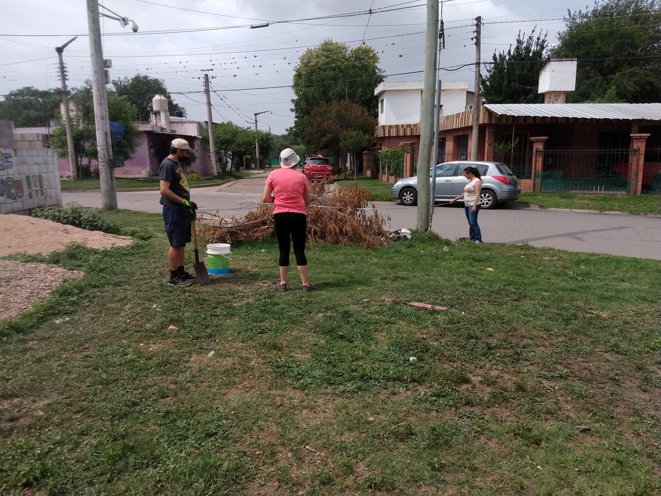 Vecinos plantando un árbol en la vereda