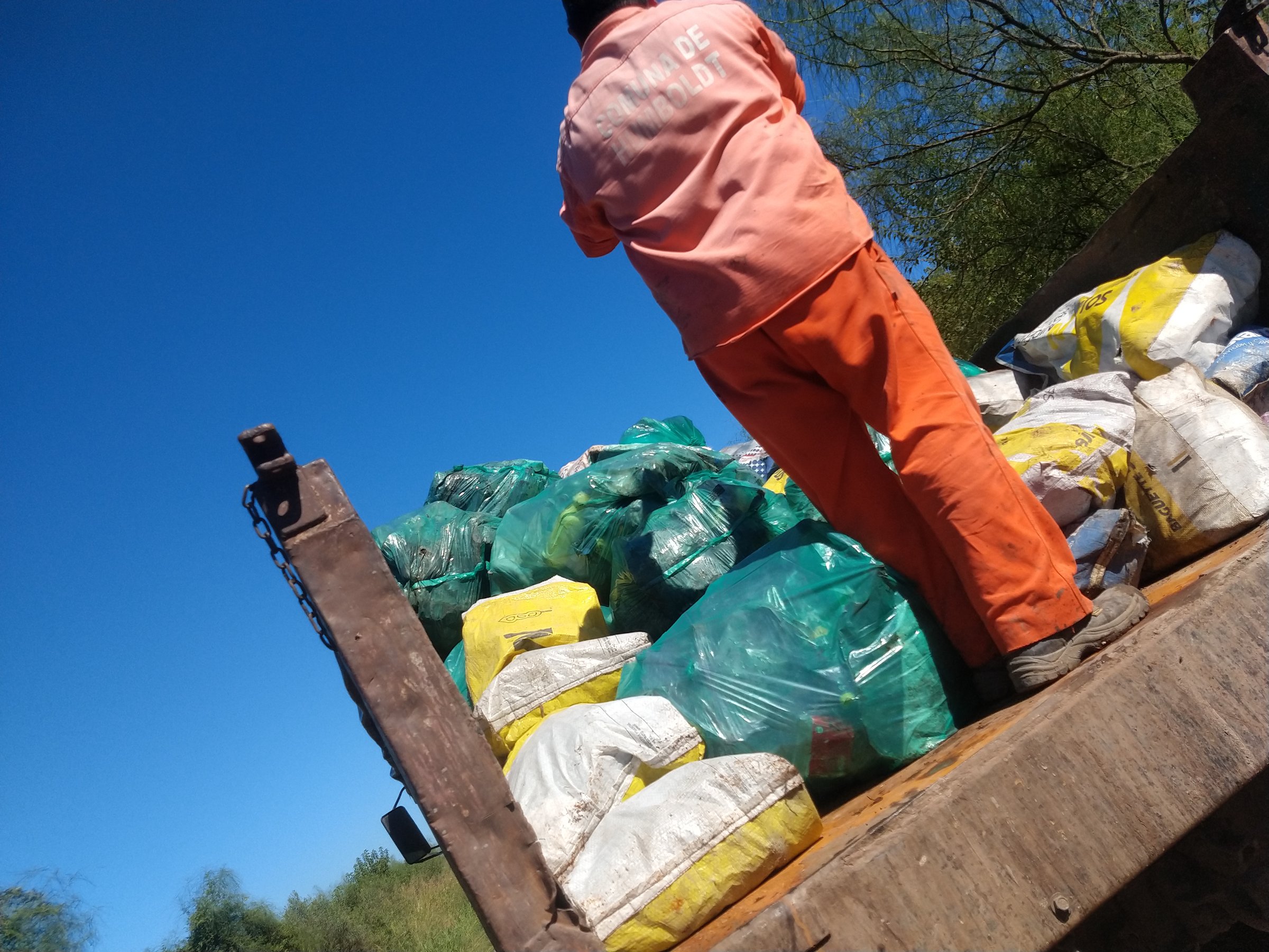 Bolsas de residuos retirados del arroyo