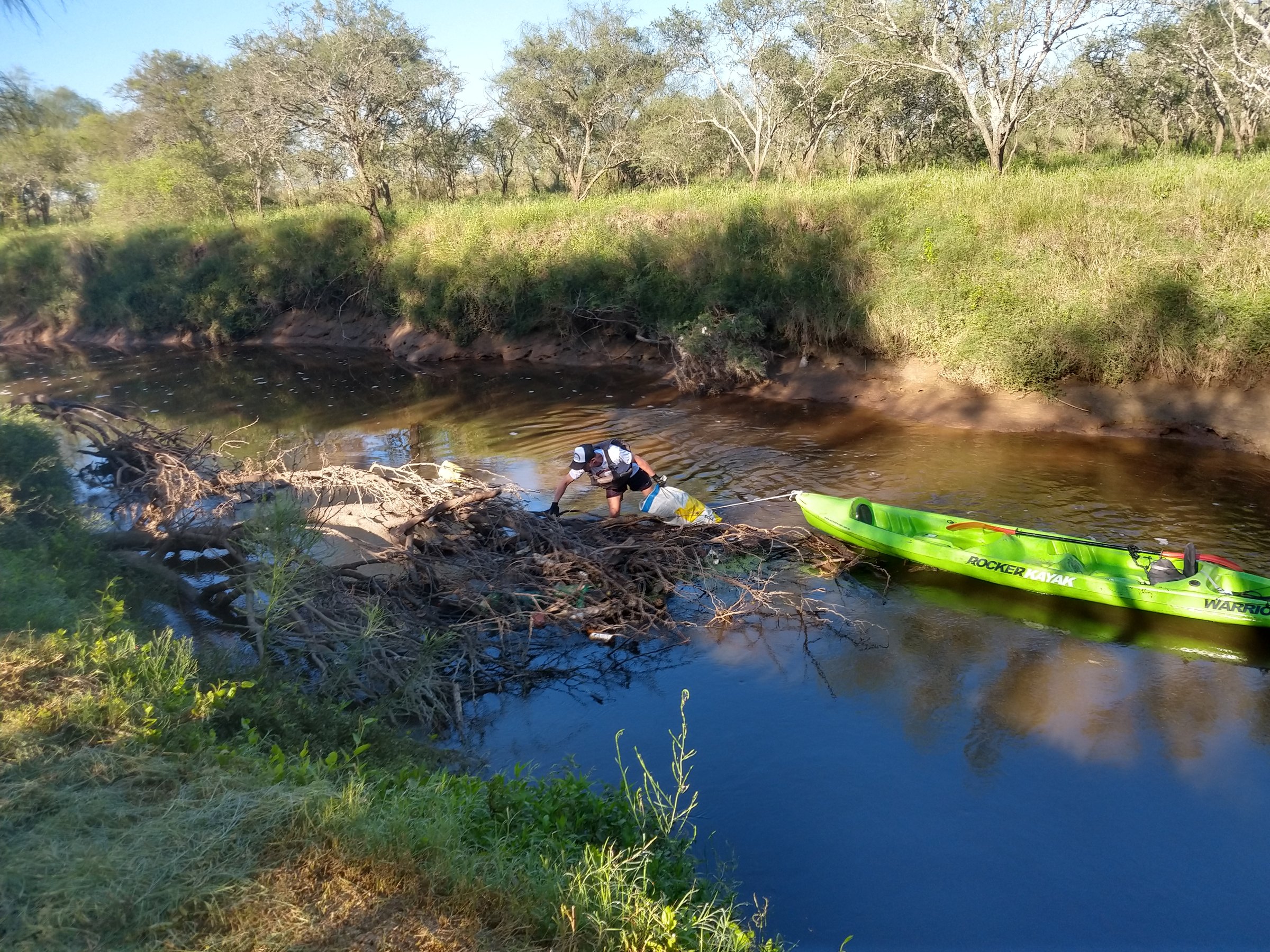 Limpieza del arroyo desde kayak
