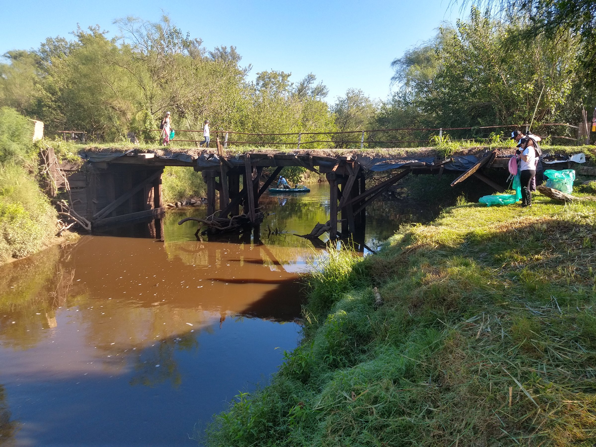 Voluntarios junto al puente del arroyo